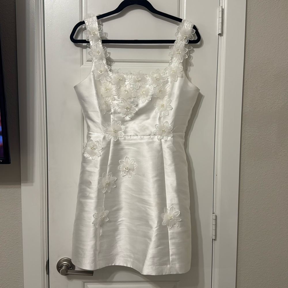 ELLIAT Elder Floral Decal Applique Mini Dress In White Size Large